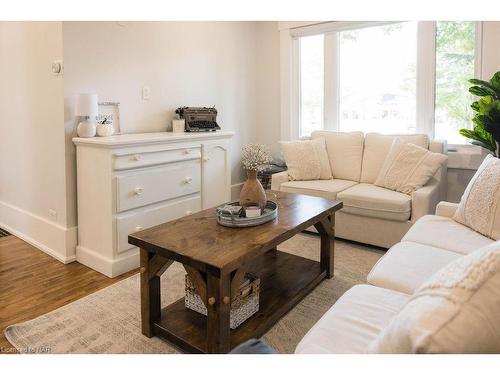 241 First Avenue, Welland, ON - Indoor Photo Showing Living Room