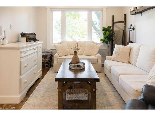 241 First Avenue, Welland, ON - Indoor Photo Showing Living Room