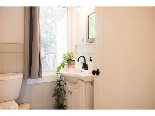 241 First Avenue, Welland, ON - Indoor Photo Showing Bathroom