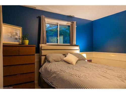 11 Malkin Avenue, Fort Erie, ON - Indoor Photo Showing Bedroom