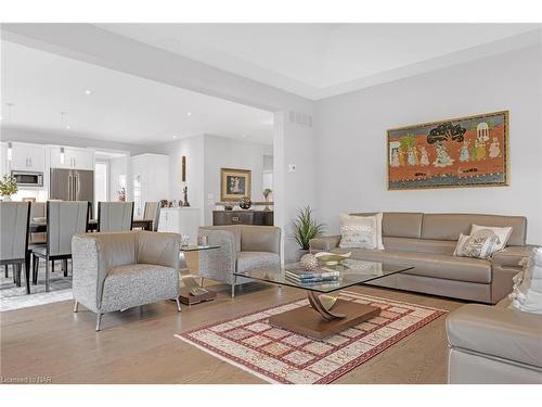 7 Emily Lane Lane, Fonthill, ON - Indoor Photo Showing Living Room