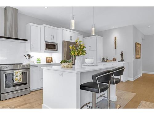 7 Emily Lane Lane, Fonthill, ON - Indoor Photo Showing Kitchen With Upgraded Kitchen