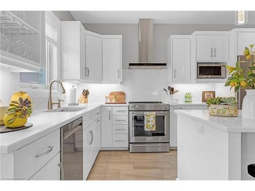 7 Emily Lane Lane, Fonthill, ON - Indoor Photo Showing Kitchen With Upgraded Kitchen