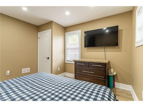 5197 Second Avenue, Niagara Falls, ON - Indoor Photo Showing Bedroom