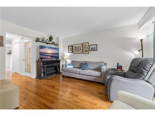 34-122 Lakeshore Road, St. Catharines, ON - Indoor Photo Showing Living Room