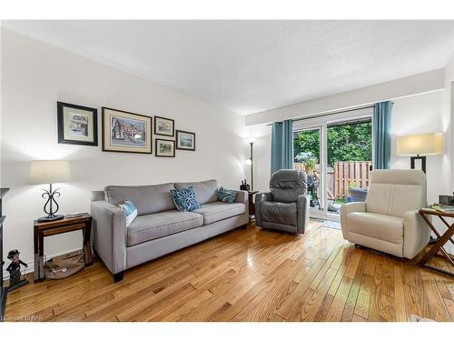 34-122 Lakeshore Road, St. Catharines, ON - Indoor Photo Showing Living Room