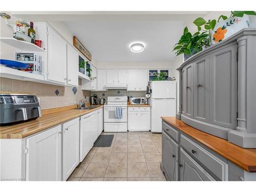 34-122 Lakeshore Road, St. Catharines, ON - Indoor Photo Showing Kitchen With Double Sink