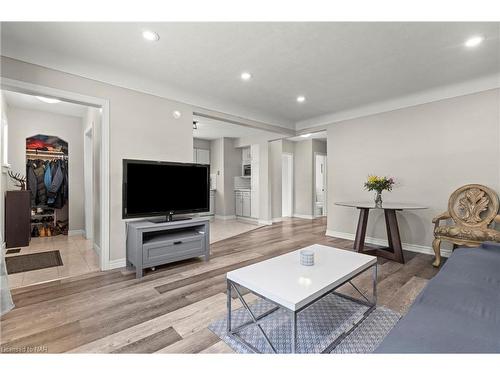 35 Dunblane Avenue, St. Catharines, ON - Indoor Photo Showing Living Room