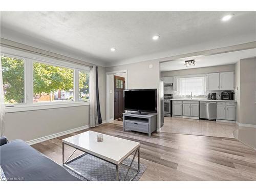 35 Dunblane Avenue, St. Catharines, ON - Indoor Photo Showing Living Room