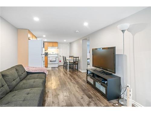 399 Morningstar Avenue, Welland, ON - Indoor Photo Showing Living Room