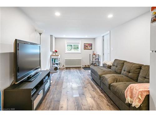 399 Morningstar Avenue, Welland, ON - Indoor Photo Showing Living Room