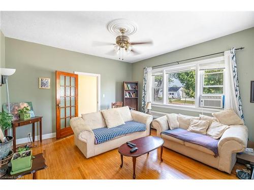 399 Morningstar Avenue, Welland, ON - Indoor Photo Showing Living Room