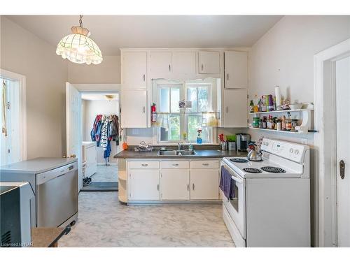 399 Morningstar Avenue, Welland, ON - Indoor Photo Showing Kitchen With Double Sink