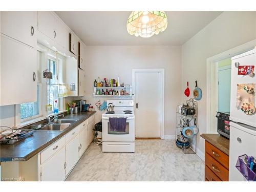 399 Morningstar Avenue, Welland, ON - Indoor Photo Showing Kitchen With Double Sink