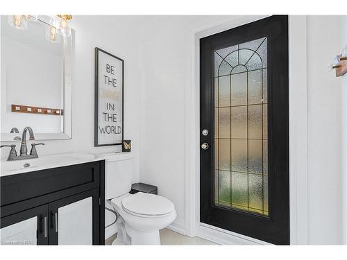 104 Spruceside Crescent, Fonthill, ON - Indoor Photo Showing Bathroom