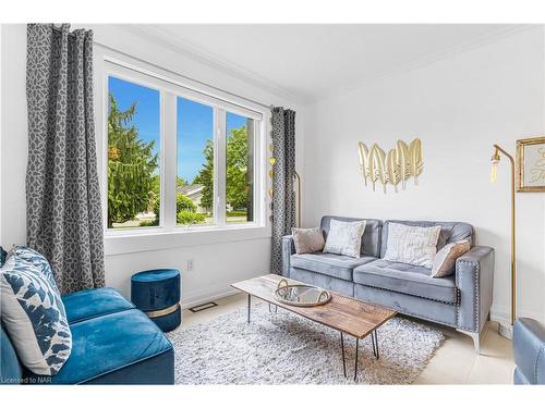 104 Spruceside Crescent, Fonthill, ON - Indoor Photo Showing Living Room