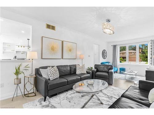 104 Spruceside Crescent, Fonthill, ON - Indoor Photo Showing Living Room