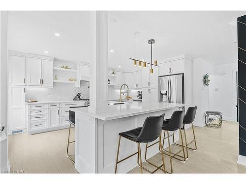 104 Spruceside Crescent, Fonthill, ON - Indoor Photo Showing Kitchen With Upgraded Kitchen