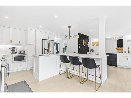 104 Spruceside Crescent, Fonthill, ON - Indoor Photo Showing Kitchen With Upgraded Kitchen