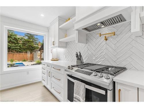 104 Spruceside Crescent, Fonthill, ON - Indoor Photo Showing Kitchen With Upgraded Kitchen