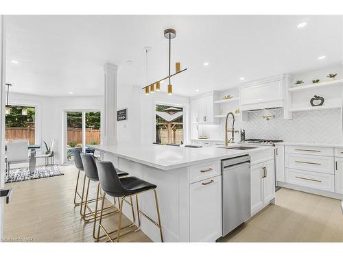 104 Spruceside Crescent, Fonthill, ON - Indoor Photo Showing Kitchen With Upgraded Kitchen