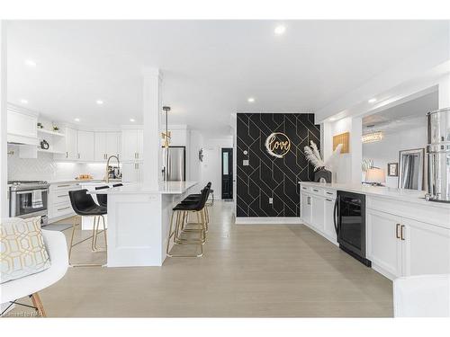 104 Spruceside Crescent, Fonthill, ON - Indoor Photo Showing Kitchen With Upgraded Kitchen