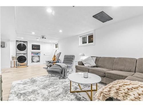 104 Spruceside Crescent, Fonthill, ON - Indoor Photo Showing Living Room