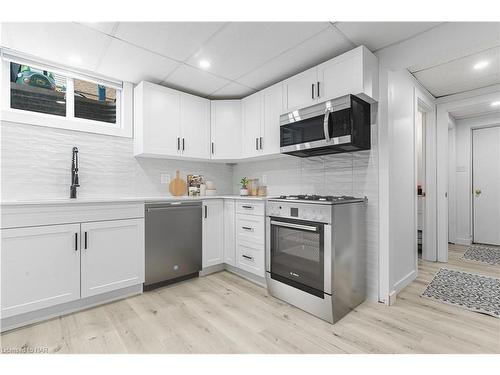 104 Spruceside Crescent, Fonthill, ON - Indoor Photo Showing Kitchen