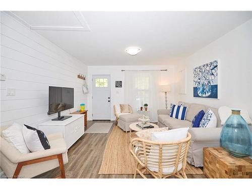 3913 Alexandra Road, Crystal Beach, ON - Indoor Photo Showing Living Room