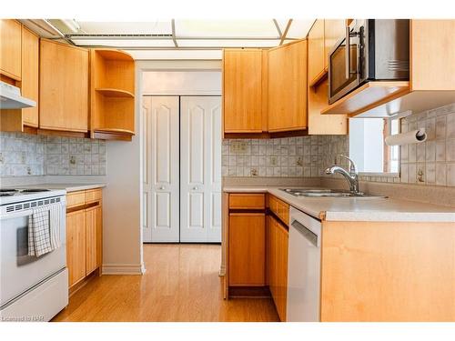 Ph 4-7 Gale Crescent, St. Catharines, ON - Indoor Photo Showing Kitchen With Double Sink