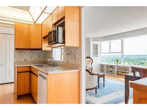 Ph 4-7 Gale Crescent, St. Catharines, ON - Indoor Photo Showing Kitchen With Double Sink