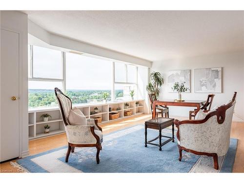 Ph 4-7 Gale Crescent, St. Catharines, ON - Indoor Photo Showing Living Room