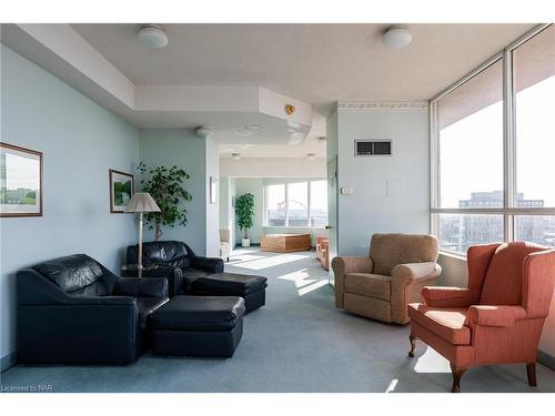 Ph 4-7 Gale Crescent, St. Catharines, ON - Indoor Photo Showing Living Room