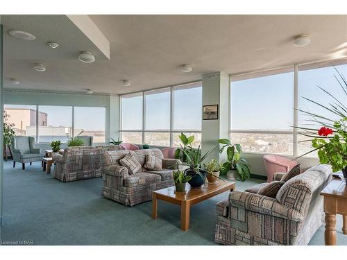 Ph 4-7 Gale Crescent, St. Catharines, ON - Indoor Photo Showing Living Room