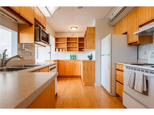 Ph 4-7 Gale Crescent, St. Catharines, ON - Indoor Photo Showing Kitchen With Double Sink