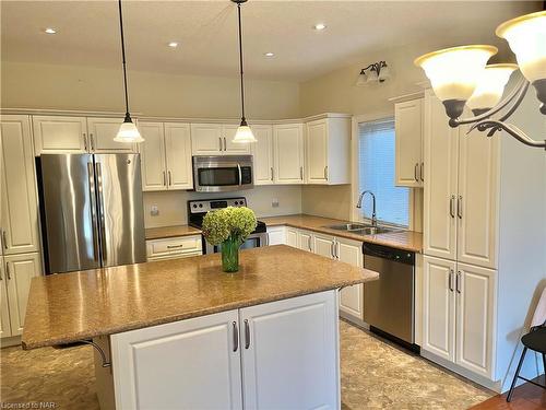 8-6753 O'Neil Street Street, Niagara Falls, ON - Indoor Photo Showing Kitchen With Double Sink