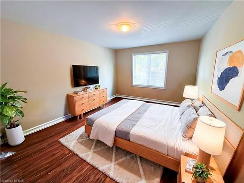 322 First Avenue Avenue, Welland, ON - Indoor Photo Showing Bedroom