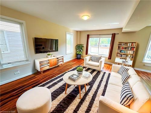 322 First Avenue Avenue, Welland, ON - Indoor Photo Showing Living Room