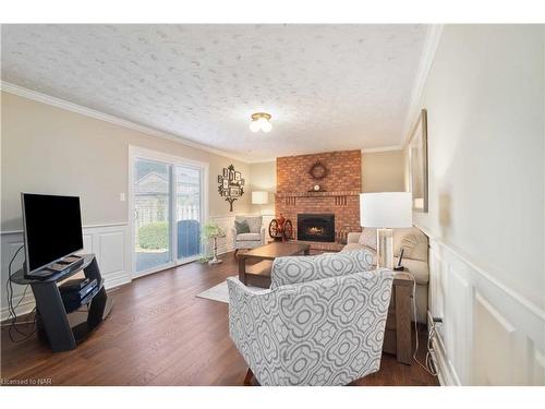 7385 Woodgate Street, Niagara Falls, ON - Indoor Photo Showing Living Room With Fireplace