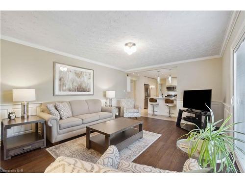 7385 Woodgate Street, Niagara Falls, ON - Indoor Photo Showing Living Room