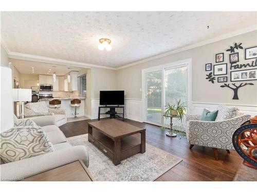 7385 Woodgate Street, Niagara Falls, ON - Indoor Photo Showing Living Room