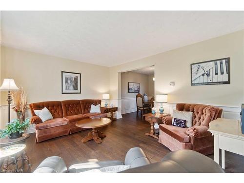 7385 Woodgate Street, Niagara Falls, ON - Indoor Photo Showing Living Room