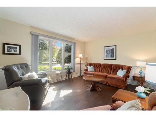 7385 Woodgate Street, Niagara Falls, ON - Indoor Photo Showing Living Room