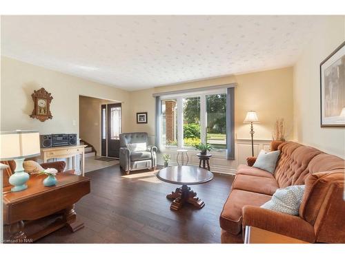 7385 Woodgate Street, Niagara Falls, ON - Indoor Photo Showing Living Room