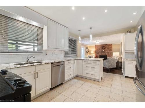 7385 Woodgate Street, Niagara Falls, ON - Indoor Photo Showing Kitchen With Upgraded Kitchen