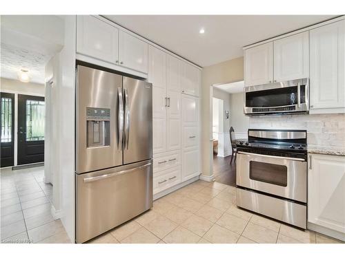 7385 Woodgate Street, Niagara Falls, ON - Indoor Photo Showing Kitchen