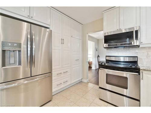 7385 Woodgate Street, Niagara Falls, ON - Indoor Photo Showing Kitchen