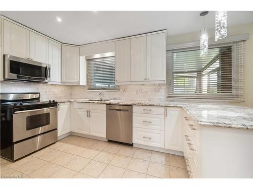 7385 Woodgate Street, Niagara Falls, ON - Indoor Photo Showing Kitchen With Upgraded Kitchen