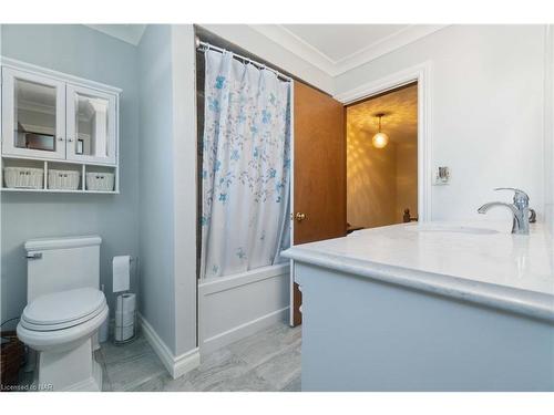 7385 Woodgate Street, Niagara Falls, ON - Indoor Photo Showing Bathroom