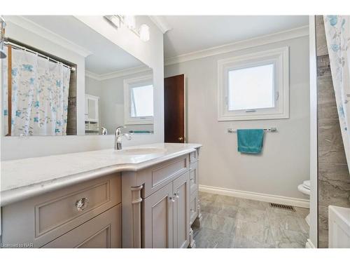 7385 Woodgate Street, Niagara Falls, ON - Indoor Photo Showing Bathroom